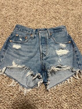 Levi 501 distressed short